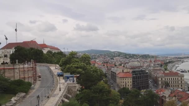 Budapest Ungarn Juli 2022 Mange Broer Donau Floden Cityscape Overskyet – Stock-video