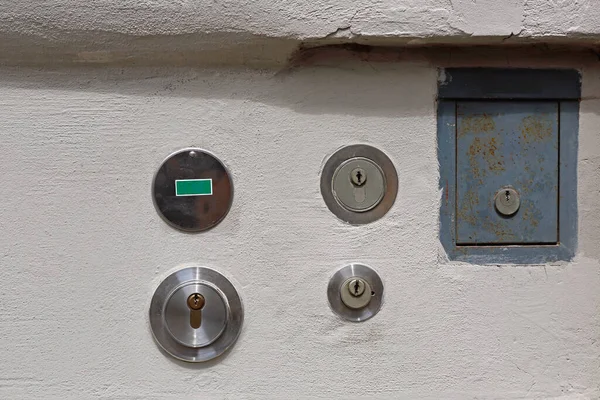 Viele Schlüssellöcher Der Mauer Gebäude Exterior Access Point Security Device — Stockfoto