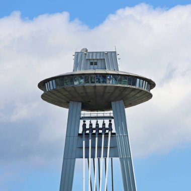 Bratislava, Slovakya - 10 Temmuz 2015: Başkent Yaz Günü 'nde SNP Köprüsü Sütunlarının Üzerinde Yuvarlak Restoran.
