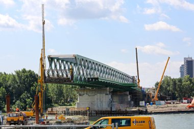 Bratislava, Slovakya - 10 Temmuz 2015: Başkent Yaz Gününde Tuna Nehri üzerindeki Yeni Çelik Köprü İnşaat Alanı.