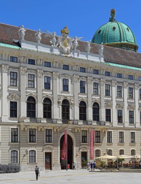 Viyana, Avusturya - 12 Temmuz 2015: Capital City 'deki Kraliyet Hofburg Sarayı' nın Bahçesi Güneşli Yaz Günü.