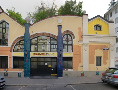 Viyana, Avusturya - 12 Temmuz 2015: Başkentte Mimar Hundertwasser 'ın Ünlü Sanat Köyü Turist Çekimi.