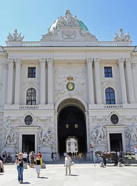 ウィーン オーストリア 2015 首都の多くの観光客と歴史的な王宮 晴れた夏の日 — ストック写真