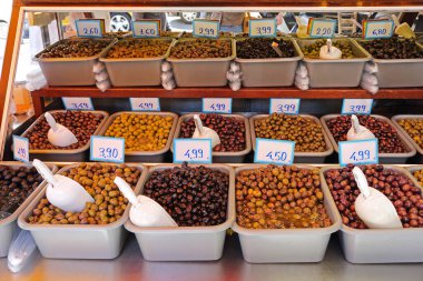 Yunanistan 'daki Çiftçi Pazarı' nda Büyük Yeşil ve Kara Zeytin Seçimi