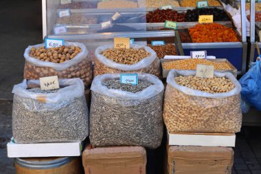 Çiftçi Market Dükkanındaki Toplu Torbalarda Tohum ve Fındık