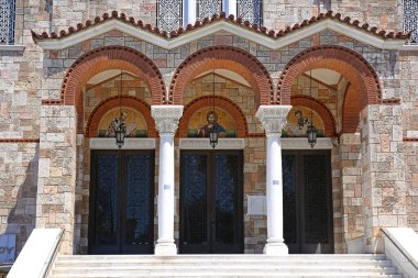 Pire, Yunanistan - 4 Mayıs 2015: Pire Kasabası 'ndaki Agia Triada Kutsal Ortodoks Hıristiyan Kilisesi' ne Üç Kemer Kapı Girişi.