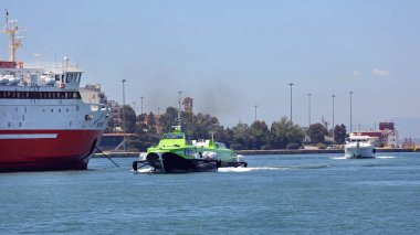 Pire, Yunanistan - 04 Mayıs 2015: Sunny Spring Day 'de Cosmote Hydro Jet Boat Pire Limanına Hızla Yaklaş.