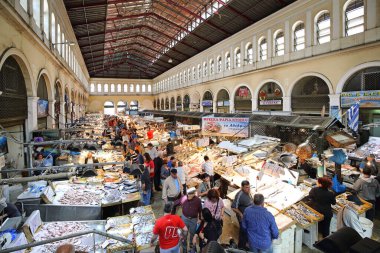 Atina, Yunanistan - 05 Mayıs 2015: Başkentteki Busy Fish Market Interior 'dan alışveriş yapanlar.