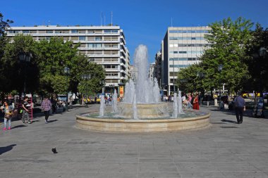 Atina, Yunanistan - 04 Mayıs 2015: Başkent Merkezi 'ndeki Sintagma Meydanı Güneşli Günü' nde Mermer Çeşmenin etrafında Yürüyen İnsanlar.