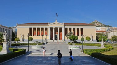 Atina, Yunanistan - 4 Mayıs 2015: Üniversite Merkez Binası Cephesi Başkent Merkezi 'nde güneşli bir günde.