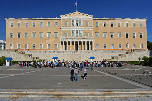 Atenas Grécia Maio 2015 Multidão Turistas Assistindo Cerimônia Mudança Guardas — Fotografia de Stock