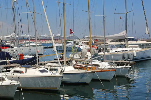 Napoli Deki Marina Limanı Demirlemiş Büyük Yatlar Yelkenliler Yaz Günü — Stok fotoğraf