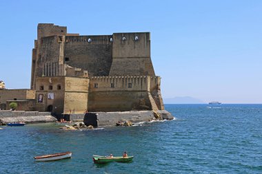 Napoli, İtalya - 22 Haziran 2014: Tyrhenian Deniz Cephesi Yaz Gününde Castel dell Ovo Tahkimat Tarihi.