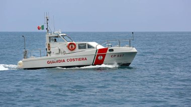Amalfi Sahili, İtalya - 28 Haziran 2014: İtalyan Sahil Güvenlik gemisi Akdeniz 'de Amalfi Sahili yakınlarında devriye geziyor.