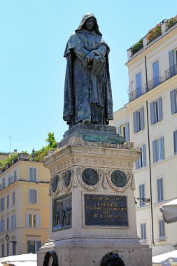 Roma, İtalya - 29 Haziran 2014: Başkent Campo de Fiori 'de Giordano Bruno' nun Bronz Heykeli.