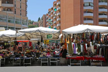 Roma, İtalya - 29 Haziran 2014: İnsanlar Başkentteki Porta Portese Pazar Bit Pazarında Ucuz El çantaları Moda Aksesuarları Arıyor.