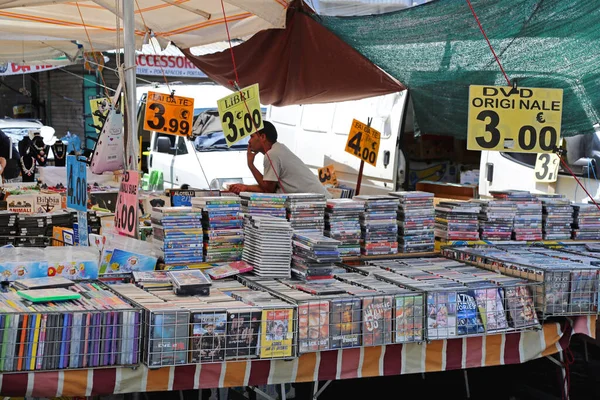 ローマ イタリア 2014年6月29日 Dvd キャピタルシティのポルタ港の日曜日フリーマーケットで販売のためのゲーム — ストック写真