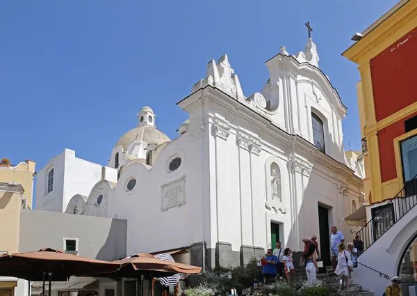 Capri, İtalya - 26 Haziran: Parlak Beyaz Santo Stefano Kilise Binası La Piazzetta Meydanı 'nda Güneşli Yaz Günü.