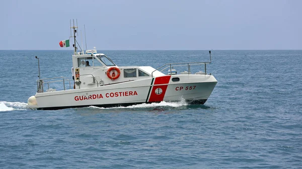 Amalfi Sahili, İtalya - 28 Haziran 2014: İtalyan Sahil Güvenlik gemisi Akdeniz 'de Amalfi Sahili yakınlarında devriye geziyor.