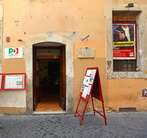 Roma, İtalya - 30 Haziran 2014: Başkentteki Giubbonari Caddesi 'ndeki Demokratik Siyasi Parti Eski Şehir Ofisi.