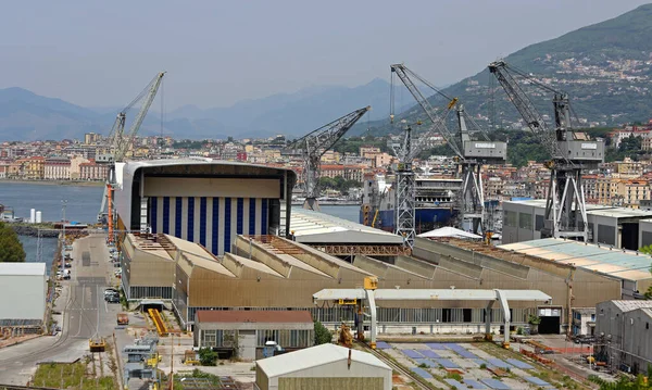 Napoli, İtalya - 24 Haziran 2014: Büyük Tersane Fincantieri, Napoli Körfezi Castellammare di Stabia Körfezi.