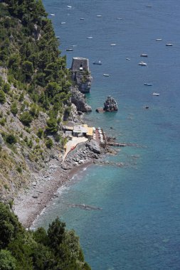 Positano İtalya yakınlarındaki Küçük Plaj Kafe ve Kale Kulesi