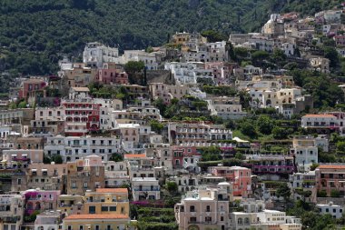 Positano 'daki uçurumlarda evler Amalfi Sahili İtalya Seyahati