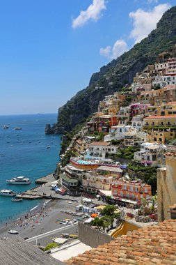 Amalfi Sahili İtalya Yaz Seyahati 'ndeki Positano Kasabasının Resimli Uçurumları