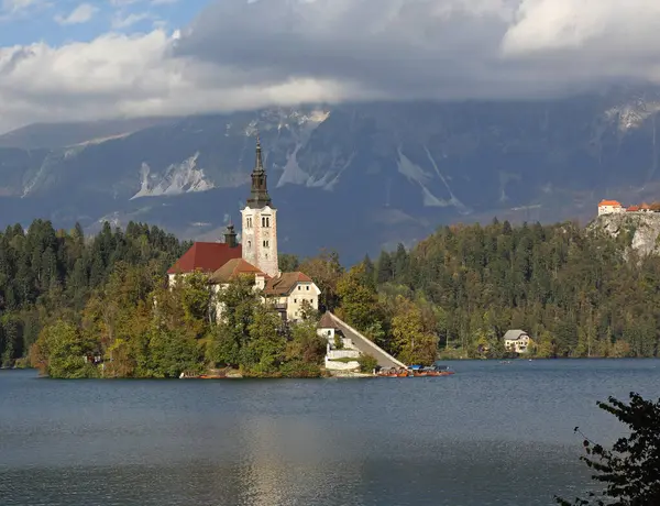 Slovenya 'da Gölde Kilisesi Olan Küçük Ada Seyahatte