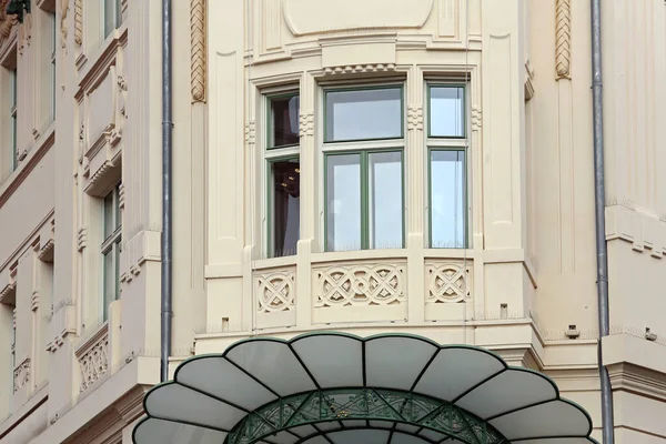 Trojité Okno Budově Béžová Lublani Slovinsko — Stock fotografie
