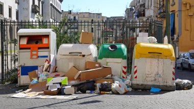 Napoli 'deki Toplanmamış Atık Çöplerle Sorun İtalya Konteynırları Sıralama