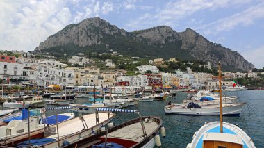 Capri İtalya 'daki Grand Marina Limanı ve Dağları Seyahat