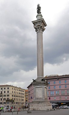 Roma, İtalya - 30 Haziran 2014: Colonna della Pace Capital City 'deki Maggiore Meydanı' nda Bulutlu Yaz Günü Seyahati.