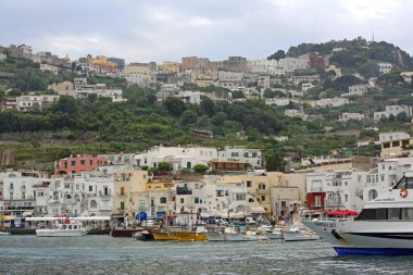 Capri, İtalya - 26 Haziran 2014: Capri Adası Seyahat Limanı Marina Grande Limanı 'nda tekne ve yatlar.