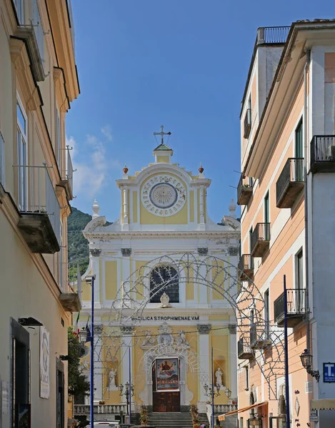 Minori, İtalya - 27 Haziran 2014: Küçük Şehir Minori Yaz Günü 'nde Amalfi Sahili' nde Santa Trofimena Cephesi Basilikası.