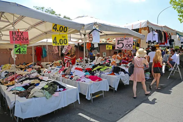 Рим Италия Июня 2014 Люди Ищут Дешевую Одежду Блошином Рынке — стоковое фото