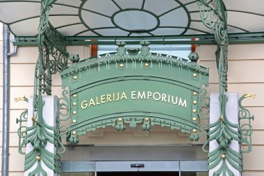 Ljubljana, Slovenya - 13 Ekim 2014: Ljubljana, Slovenya 'daki Galeri Mağaza Mağazası Mağaza Girişi İmzası.