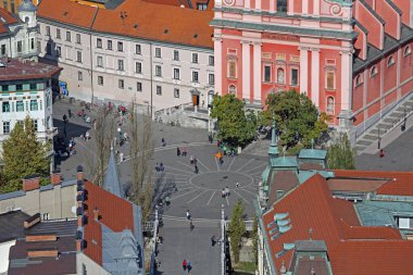 Ljubljana, Slovenya - 12 Ekim 2014: Capital City 'deki Presern Meydanı Güneşli Sonbahar Gününde Havadan Bakış Fransisken Kilisesi.