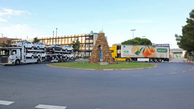 Koper, Slovenya - 14 Ekim 2014: Kargo Terminali ve Ticaret Limanı 'na Nakliye Aracı.