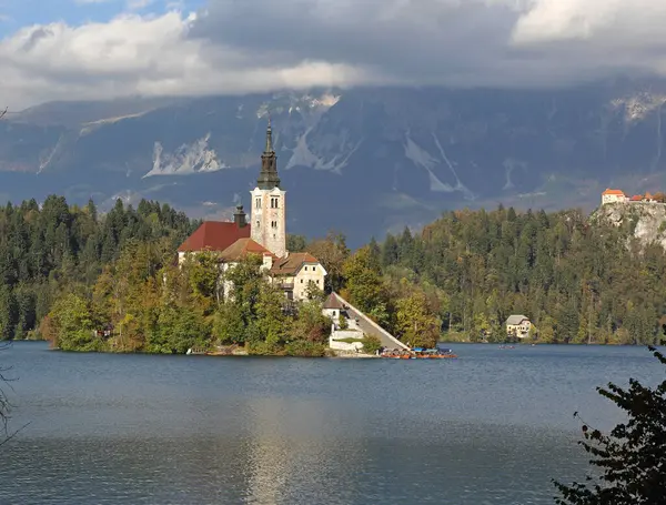Bled Eslovênia Outubro 2014 Pequena Ilha Encantadora Com Igreja Velha — Fotografia de Stock