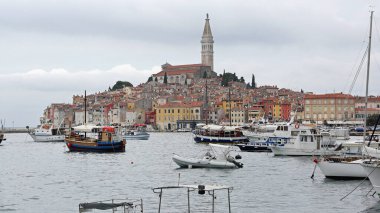 Rovinj 'deki Sahil Önündeki Kilise Kulesi ve Renkli Evler Hırvatistan Marina Üzerine Görüş