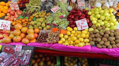 Londra 'daki Farmers Market Stall' da Taze Meyve Çeşitliliği