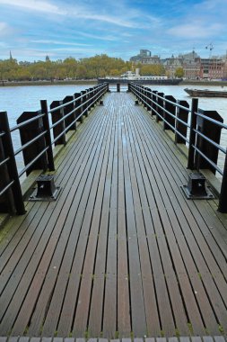 Londra 'daki Thames Nehri' nde Tahta İskele