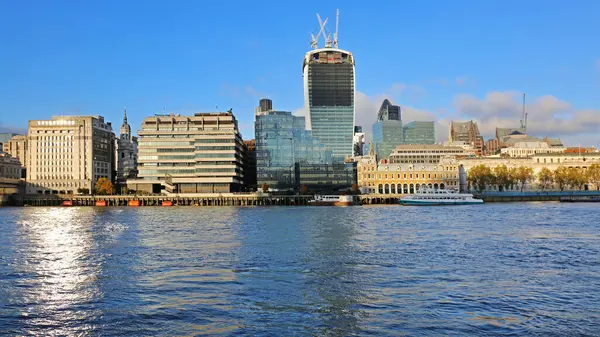 Wieżowiec Londynie Widokiem Tamizę — Zdjęcie stockowe