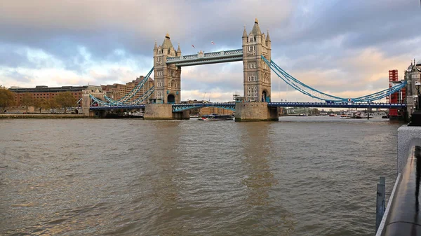 Tower Bridge River Thames Cloudy Day Londres Reino Unido — Fotografia de Stock