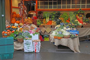 Londra, Birleşik Krallık - 20 Kasım 2013: Başkentteki Borough Market 'te Taze Meyve ve Sebzelerin Varyasyonu.