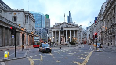 Londra, Birleşik Krallık - 23 Kasım 2013: Kış Günü Başkentteki Bank Junction 'da Royal Exchange Tarihi Binası.