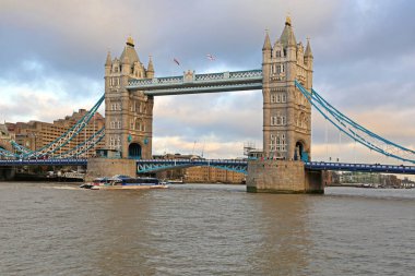 Londra, Birleşik Krallık - 23 Kasım 2013: Başkentteki Thames Nehri 'nin ünlü Tower Bridge Tarihi Tarihi.