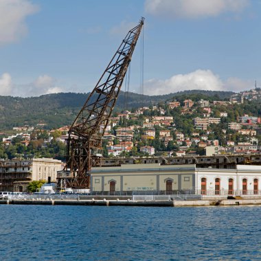 Trieste, İtalya - 14 Ekim 2014: Molo Audace Rıhtımı Sonbahar Gününden Sanayi Turnası.