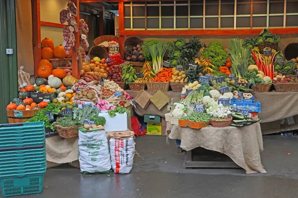 Londra, Birleşik Krallık - 20 Kasım 2013: Başkentteki Borough Market 'te Taze Meyve ve Sebzelerin Varyasyonu.